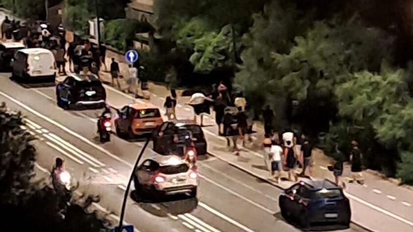 Livorno, cinquanta incappucciati con mazze e manganelli: spedizione punitiva sul lungomare
