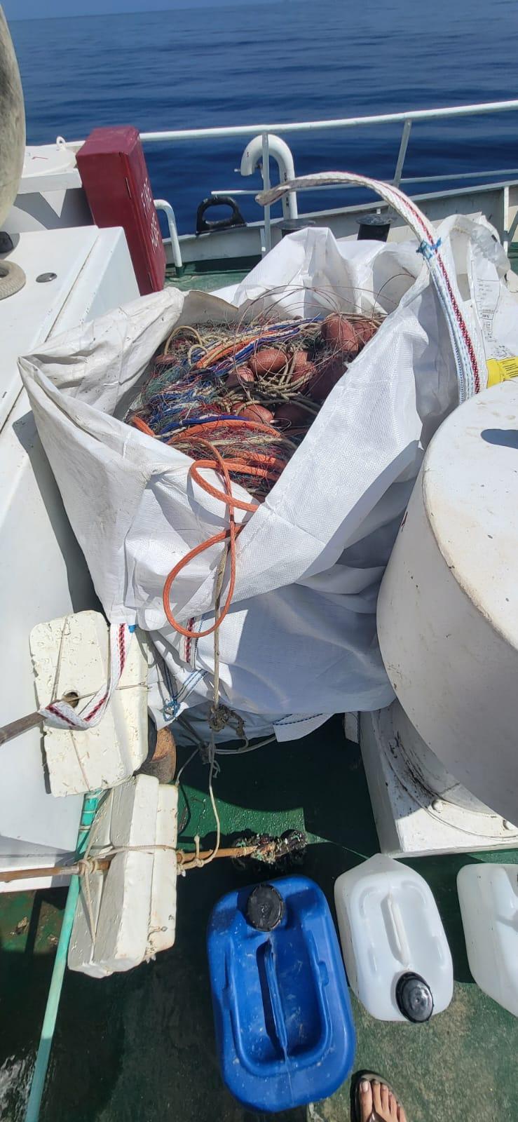 Due chilometri di reti da pesca illegali nel mare dello Scoglio d’Africa