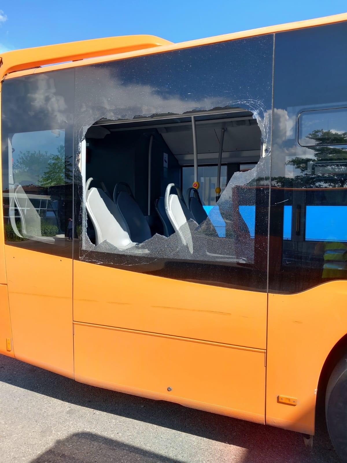 Lucca, vetro del bus rotto: denunciato il responsabile