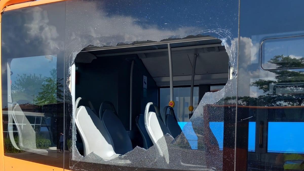 Lucca, vetro del bus rotto: denunciato il responsabile