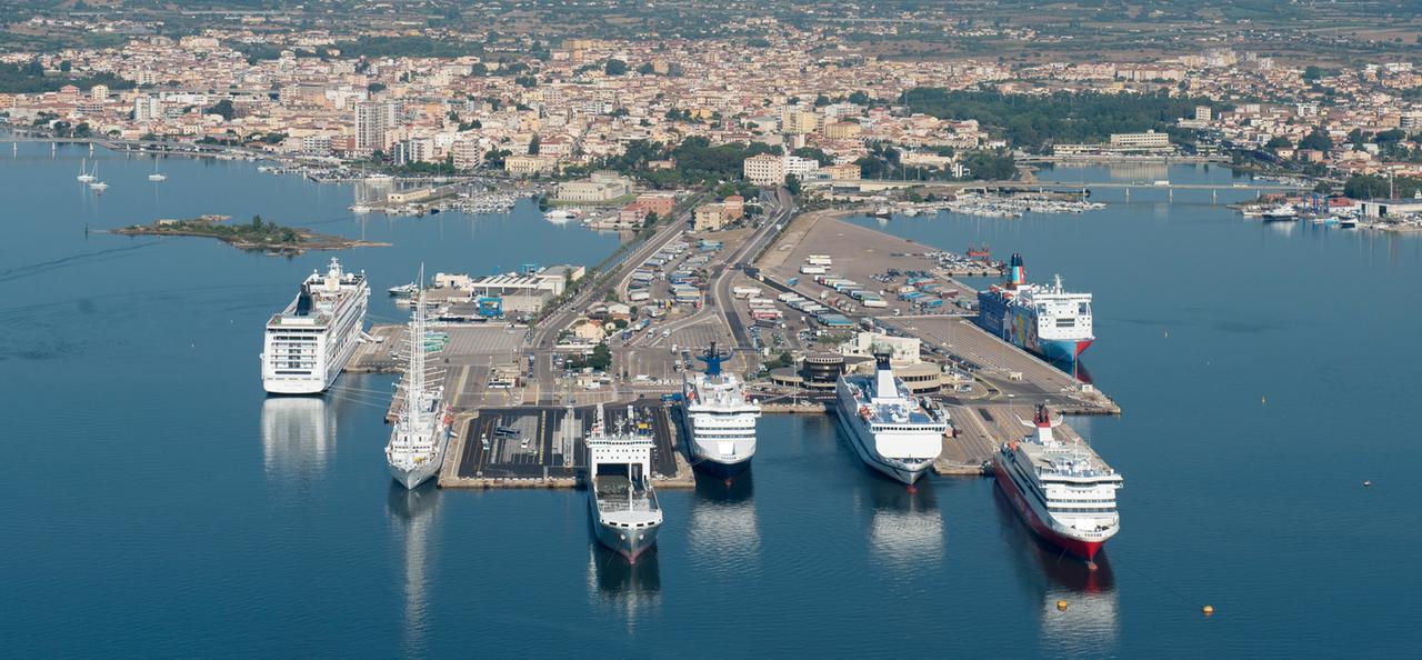 
	Veduta aerea del porto Isola Bianca

