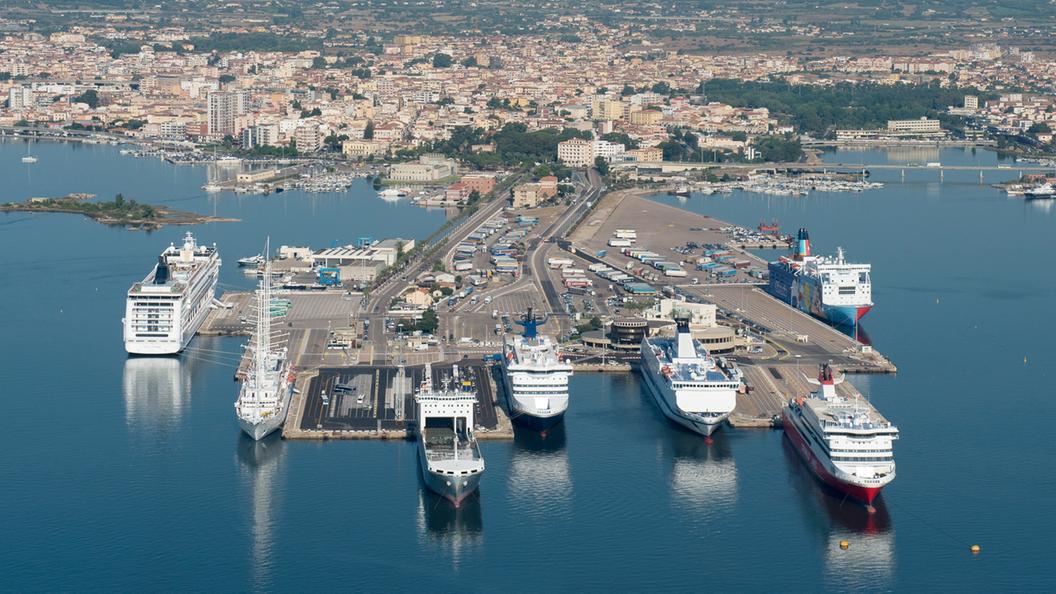 Veduta aerea del porto Isola Bianca