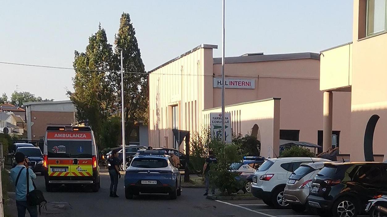 In via Alfieri tre Volanti della Polizia e due ambulanze