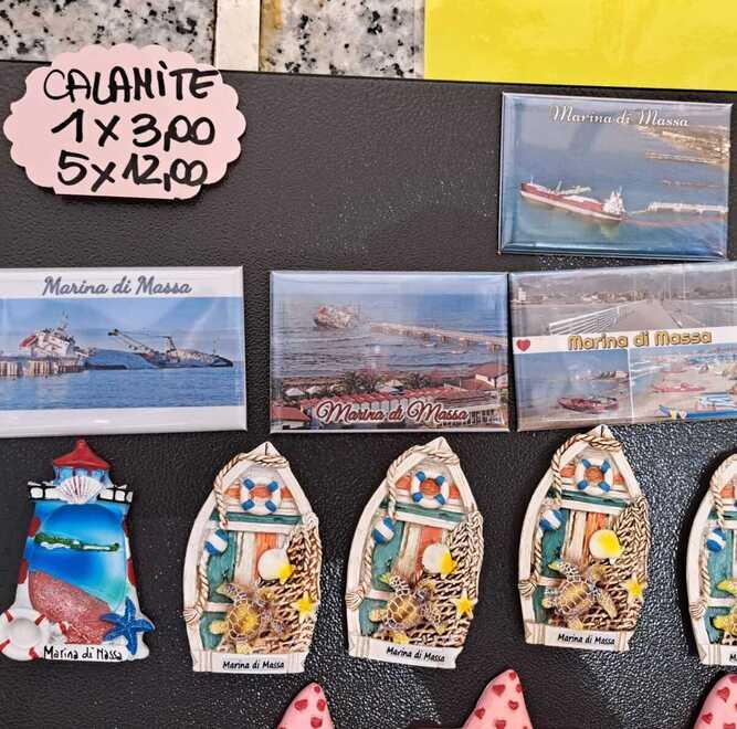 Massa, le calamite con la nave incagliata vanno a ruba. Ma non tutte le edicole le vendono