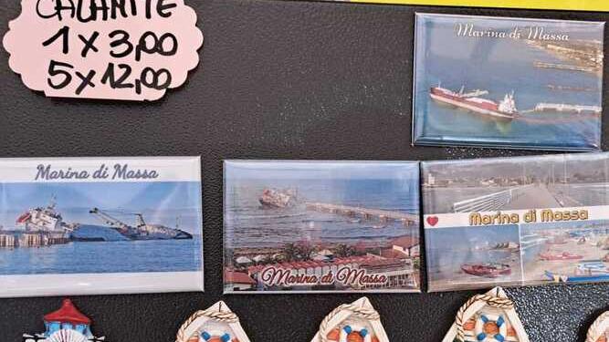Massa, le calamite con la nave incagliata vanno a ruba. Ma non tutte le edicole le vendono