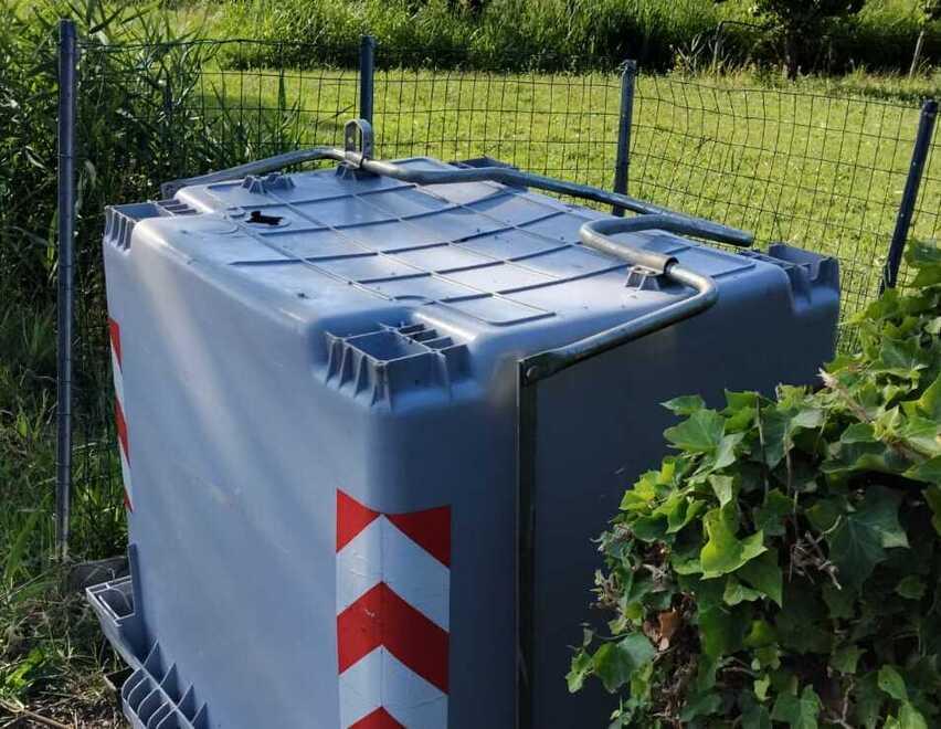 Grosseto, il furto è davvero improbabile: rubate le ruote dei cassonetti della spazzatura