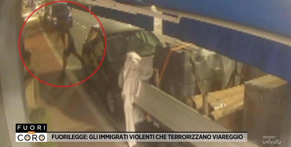 Viareggio, la trasmissione di Rete 4 racconta una città violenta per colpa dei migranti. E i cittadini si arrabbiano: «Un pessimo spot per la città»