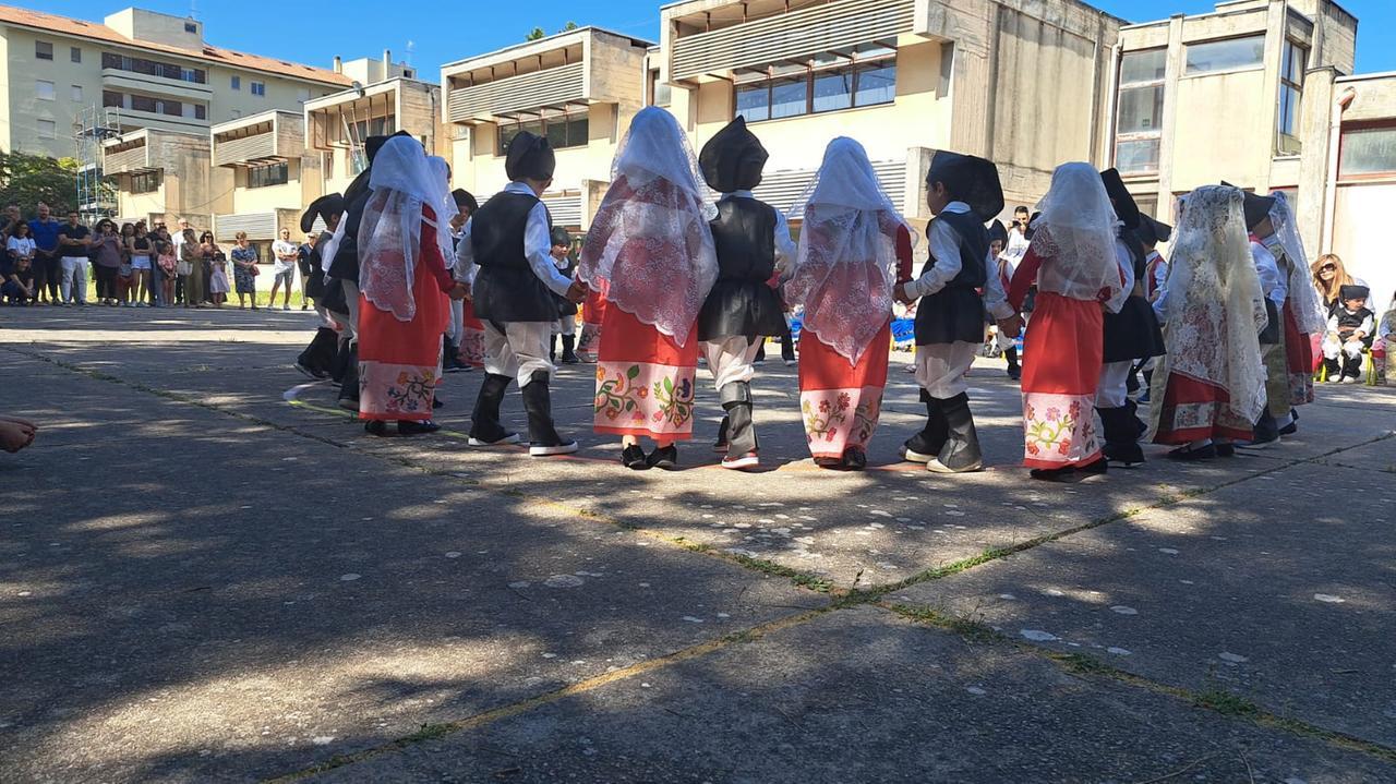 Gli alunni della scuola dell’infanzia ballano in costume sardo e regalano emozioni – VIDEO