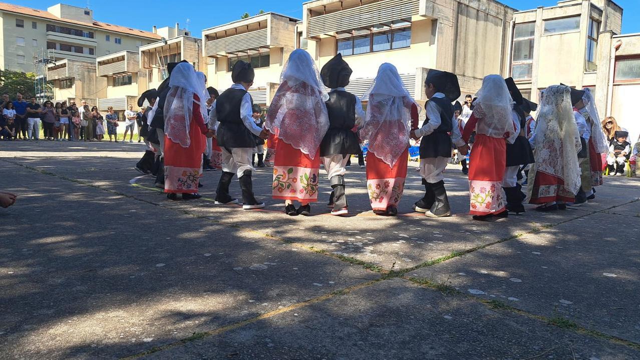 Gli alunni della scuola dell’infanzia ballano in costume sardo e regalano emozioni – VIDEO