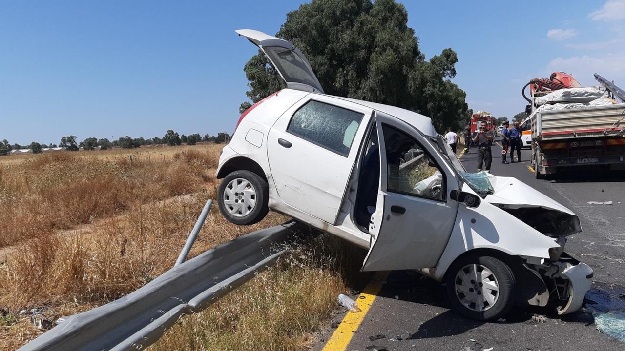 Scontro tra auto e camion: ferita gravemente una donna