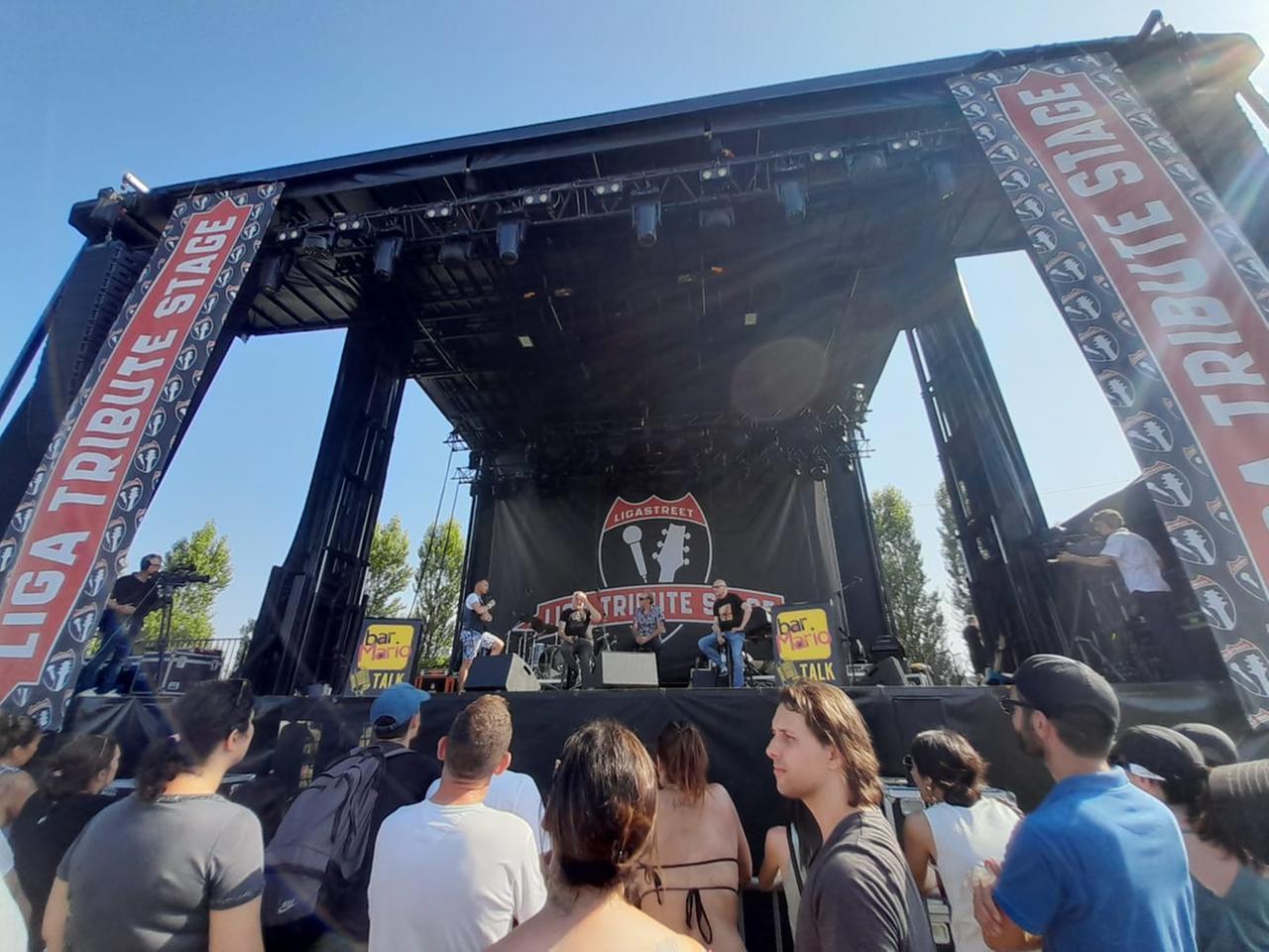 Ligabue, la festa al Campovolo è già iniziata: fan sulla Liga Street e lui si fa vedere
