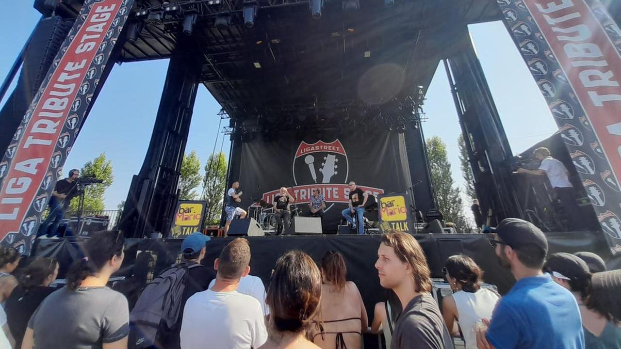 Ligabue, la festa al Campovolo è già iniziata: fan sulla Liga Street e lui si fa vedere