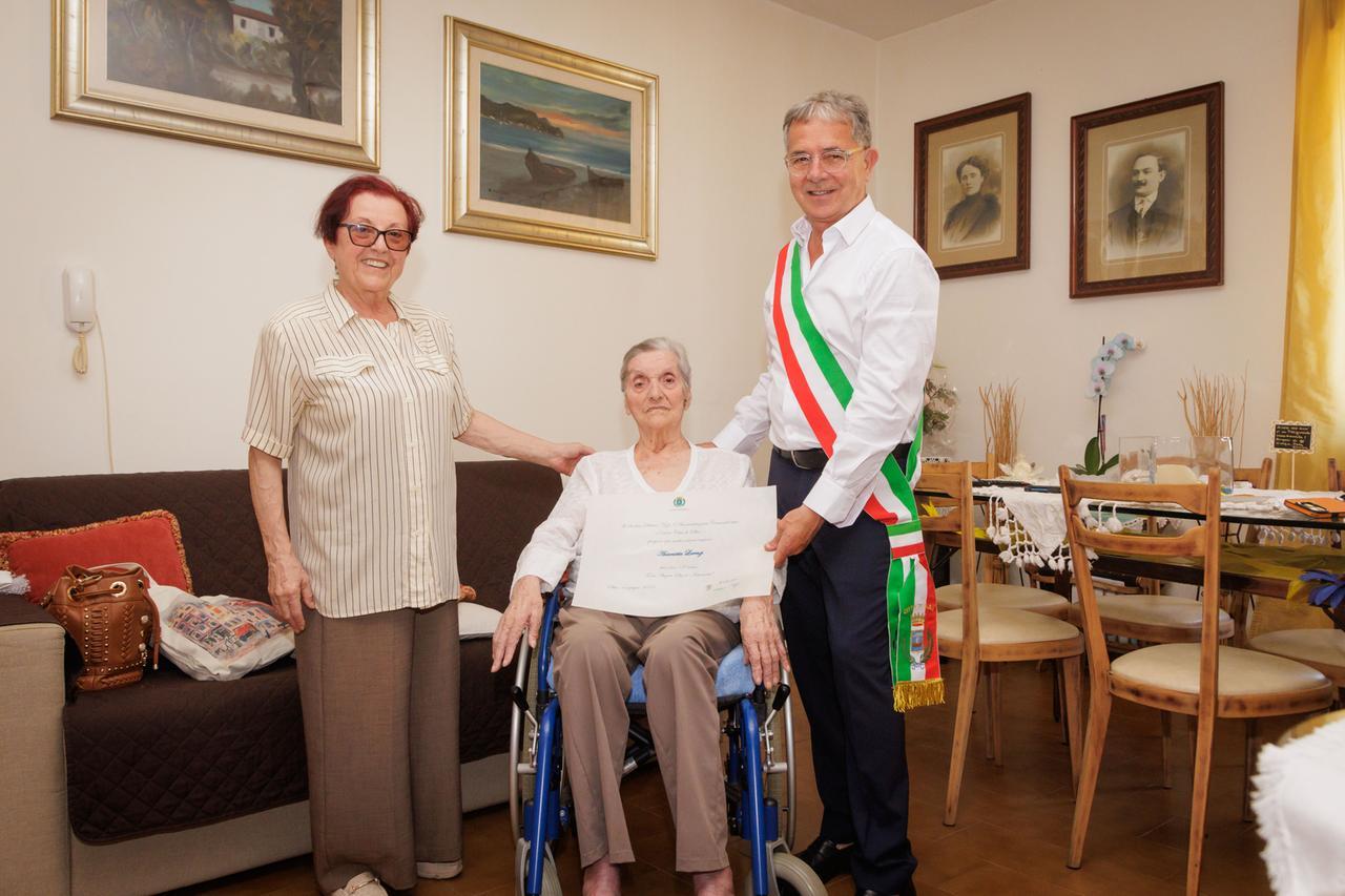 
	Antonietta Lorenzi con la figlia Ornella e il sindaco Nizzi

