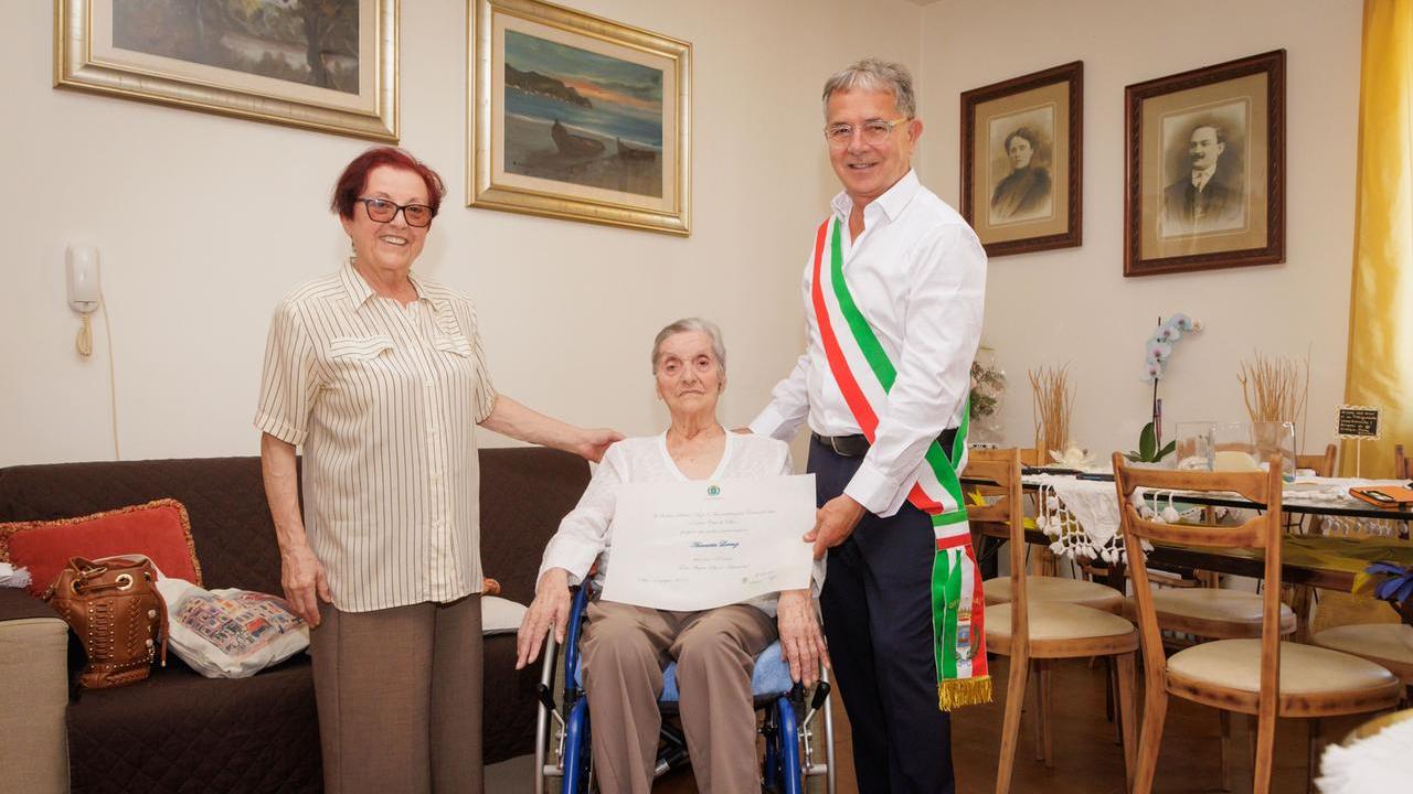 Antonietta Lorenzi con la figlia Ornella e il sindaco Nizzi