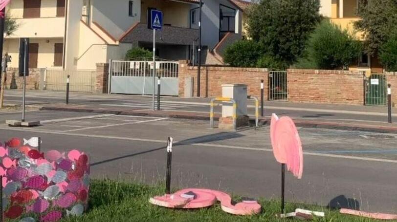 A Porto Garibaldi rompono gli addobbi e gettano birra in piscina