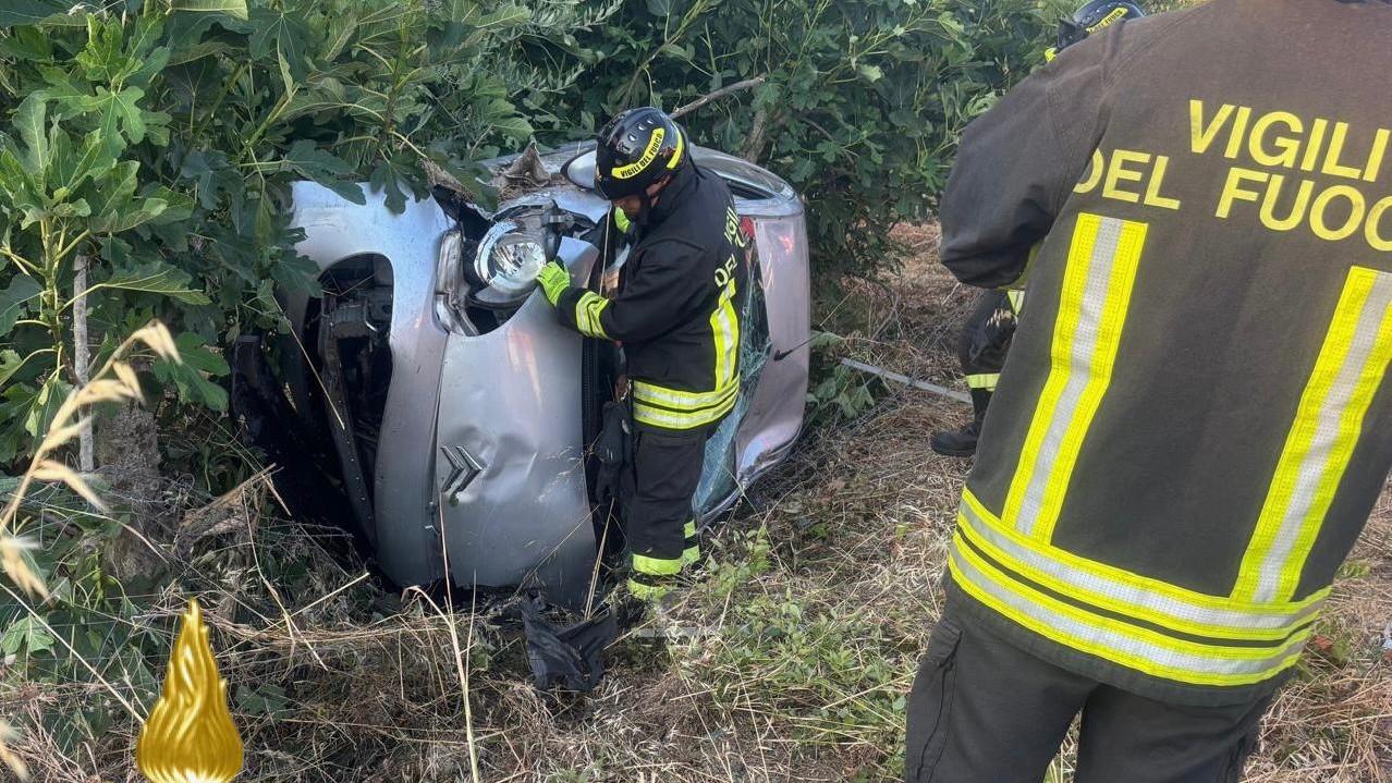 Auto esce di strada e si ribalta: a bordo quattro giovani