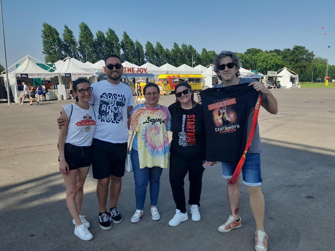 Storie, incontri e amicizie nel segno di Ligabue: la magia sulla Liga Street in attesa del concerto