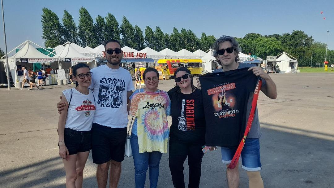 Storie, incontri e amicizie nel segno di Ligabue: la magia sulla Liga Street in attesa del concerto