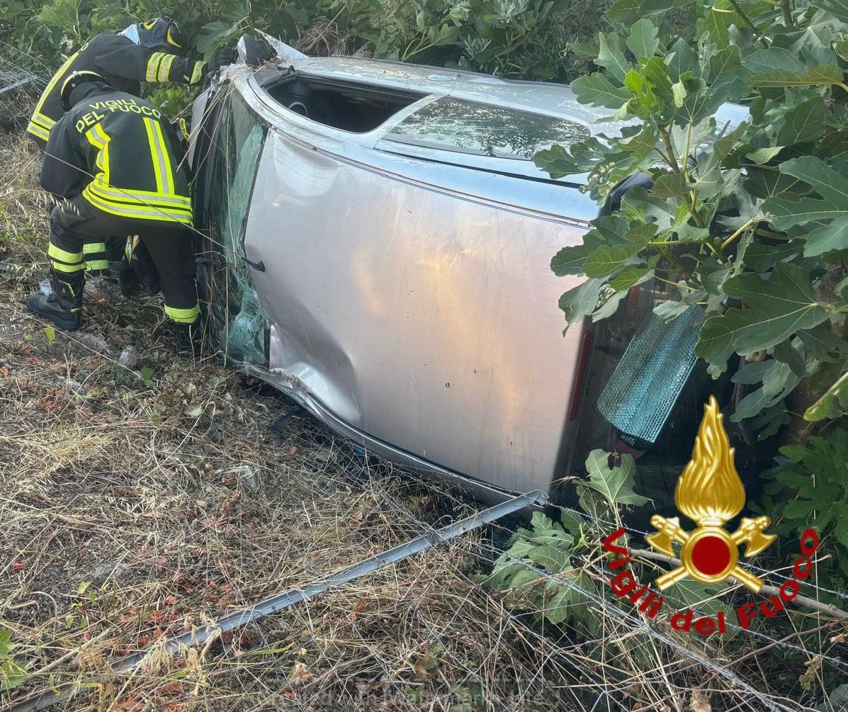 L’auto di ribalta: quattro giovani in ospedale