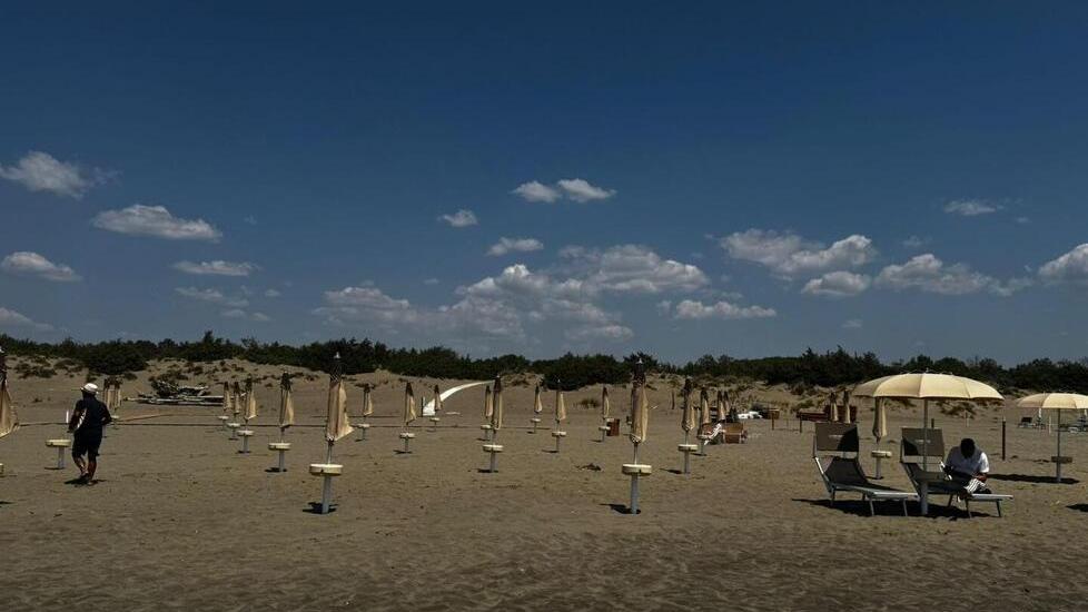 Gli ombrelloni posizionati sulla spiaggia