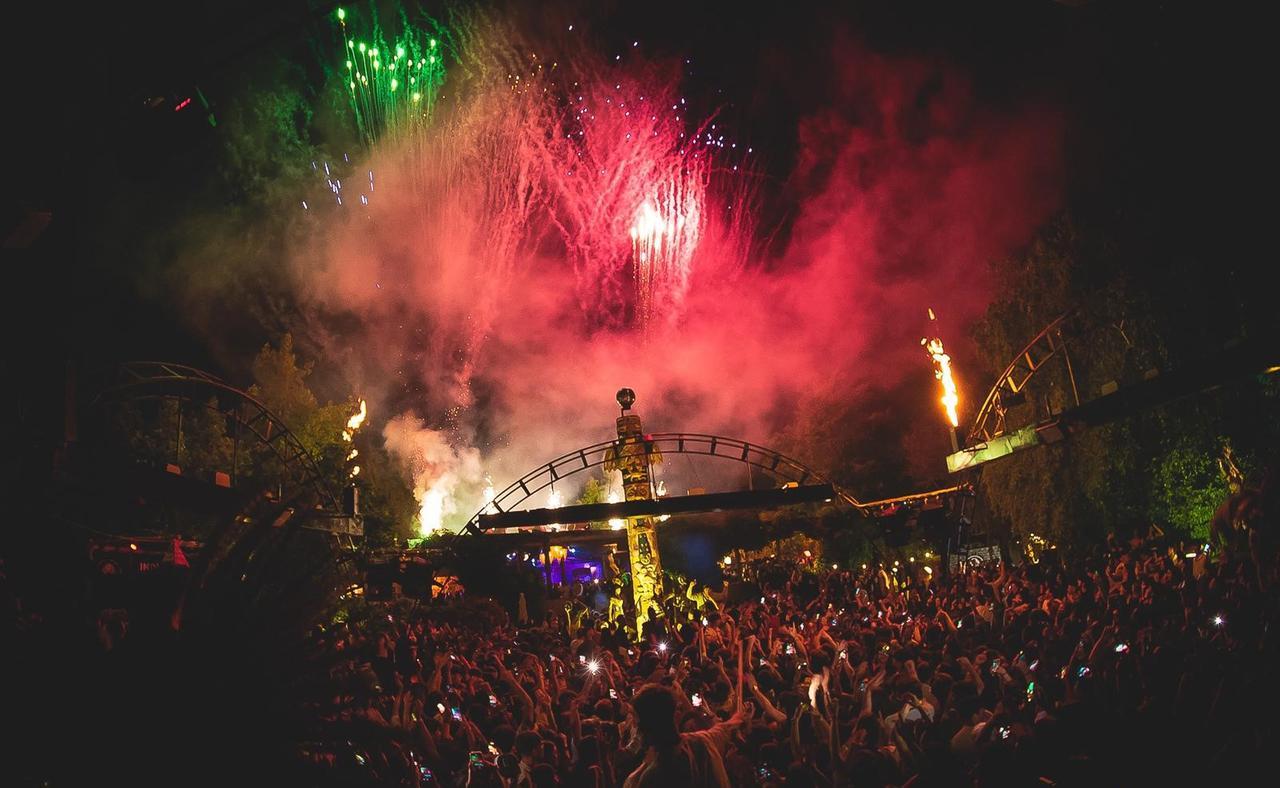 
	Musica e fuochi d'artificio all'Indio

