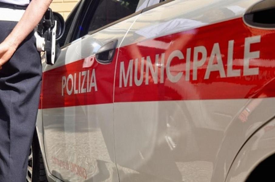 Livorno, si schianta con l’auto contro uno scooter e scappa: rintracciato