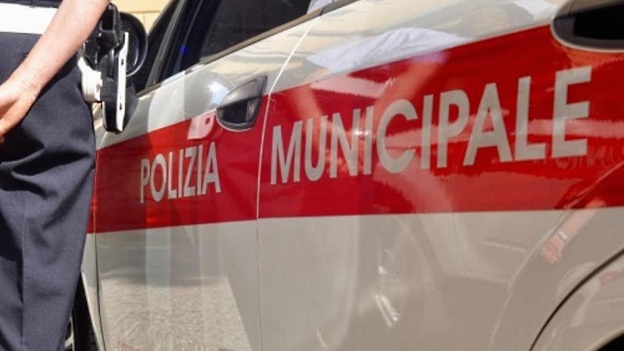 Livorno, si schianta con l’auto contro uno scooter e scappa: rintracciato