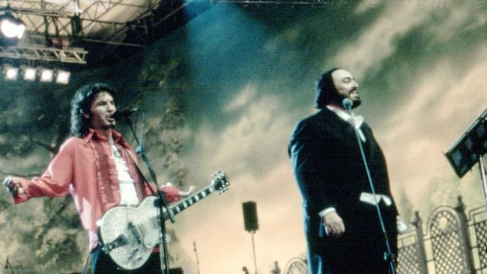 Ligabue e Pavarotti sul palco del Pavarotti & Friends nel 1996