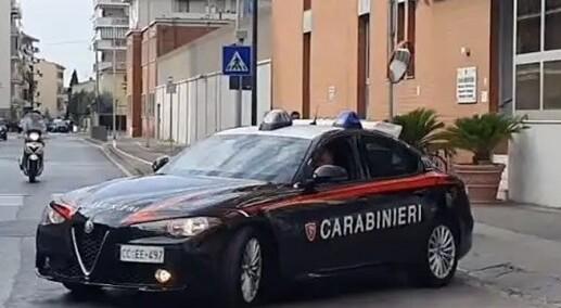 Un'auto dei carabinieri (foto d'archivio)