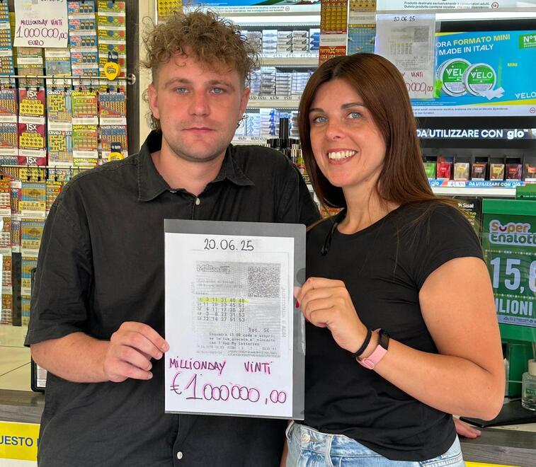 
	Federico e Veronica Bertoncini mostrano la vincita milionaria

