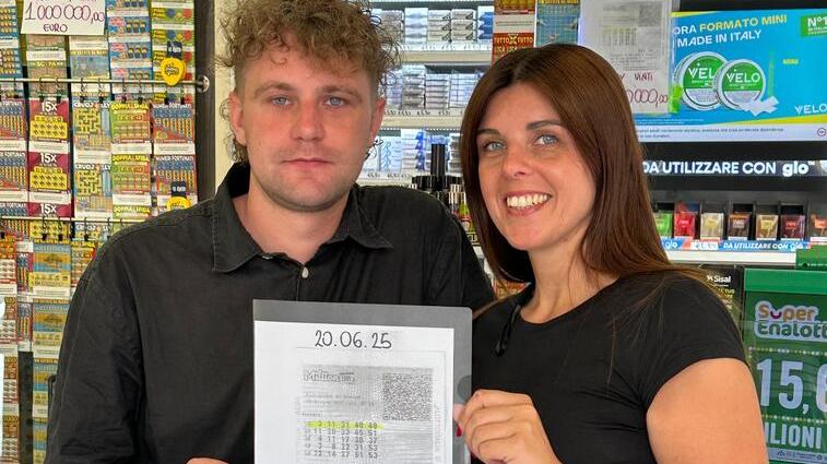 Federico e Veronica Bertoncini mostrano la vincita milionaria