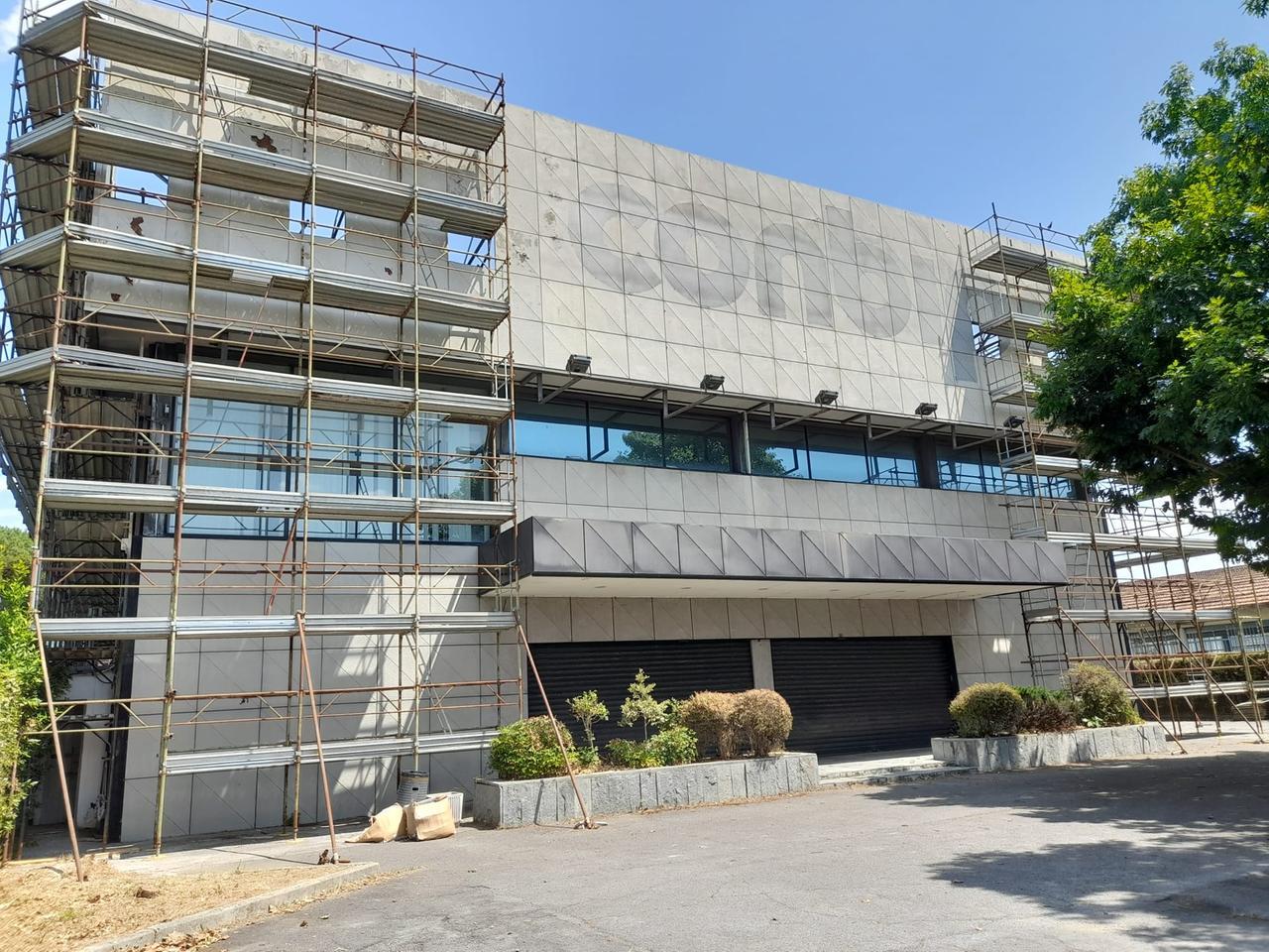 Trattative in corso per l’ex Conbipel. E intanto spuntano i ponteggi