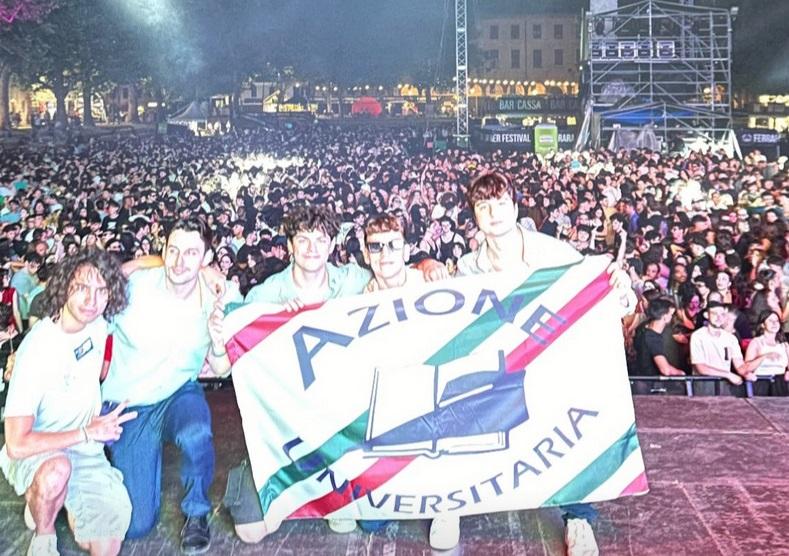 Azione Universitaria sul palco del Ferrara Summer Festival. «Perché erano lì?»