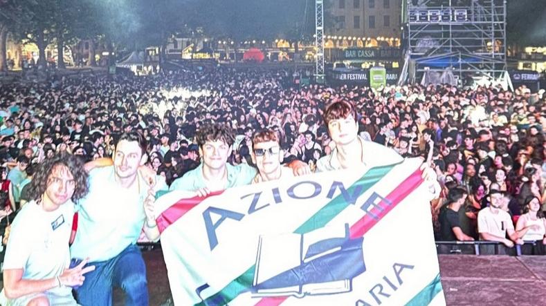 Azione Universitaria sul palco del Ferrara Summer Festival. «Perché erano lì?»