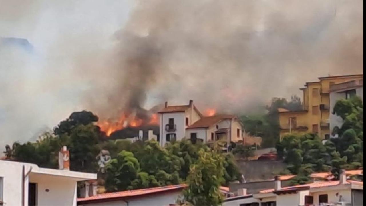 
	L'incendio a Nuoro (<em>foto Massimo Locci)</em>

