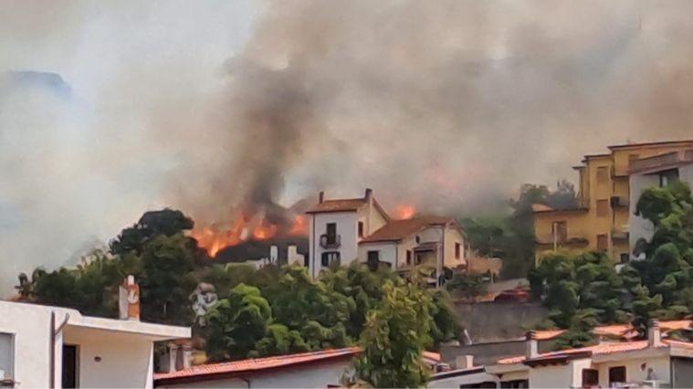 Incendio lambisce le case, il sindaco Fenu: «Grazie a tutte le squadre intervenute»