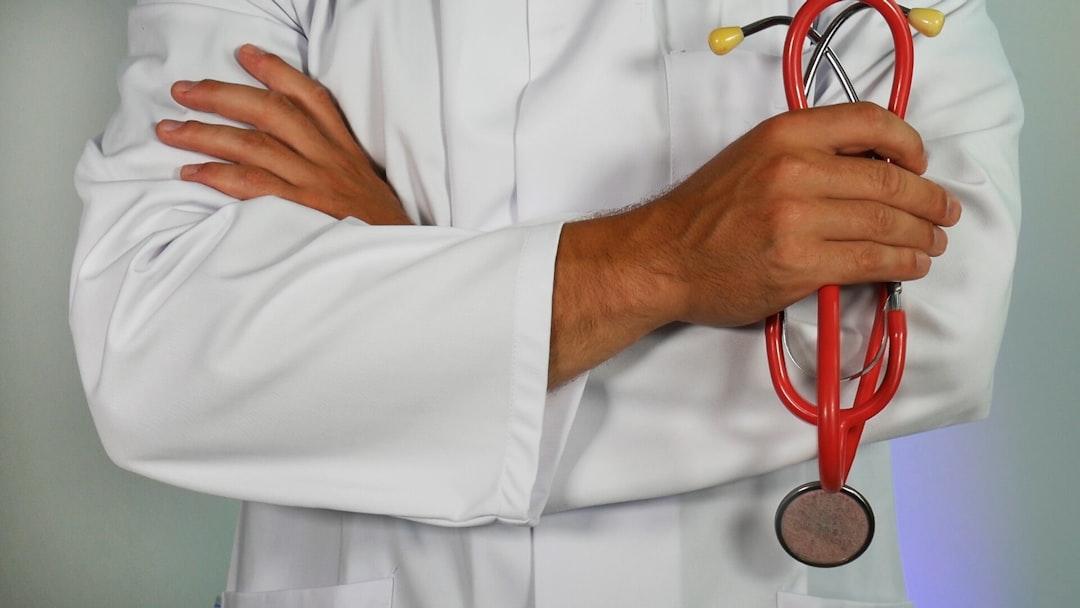 Medico sta male e lascia il turno 8 minuti prima per farsi visitare: licenziato