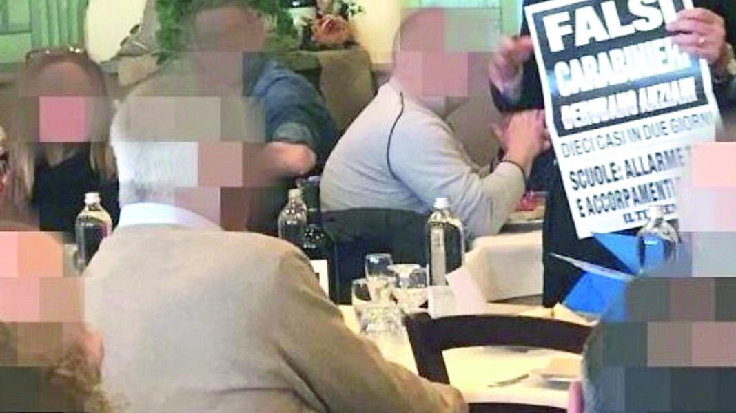 Uno degli incontri con i cittadini in cui i carabinieri spiegano come non cadere nella trappola dei falsi militari: nell’occasione si mostra una locandina del “Tirreno” in cui si parla proprio di uno di questi raggiri