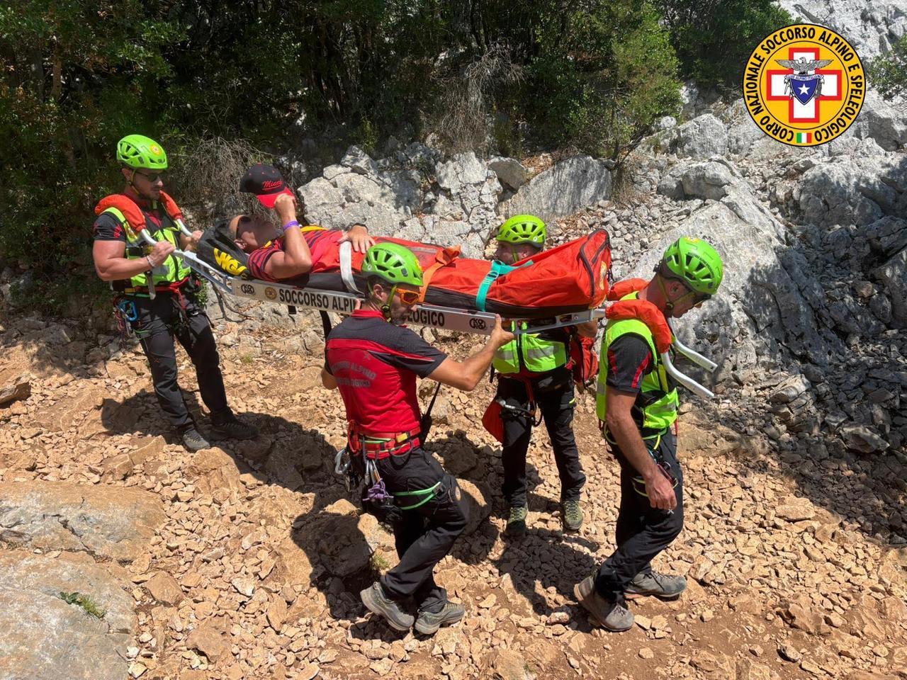 
	Il trasporto del ferito da Cala Goloritz&egrave;

