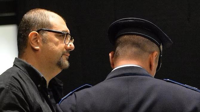 L’avvocato saluta con due baci l’anarchico Cospito dopo il colloquio in carcere: segnalato all’Ordine