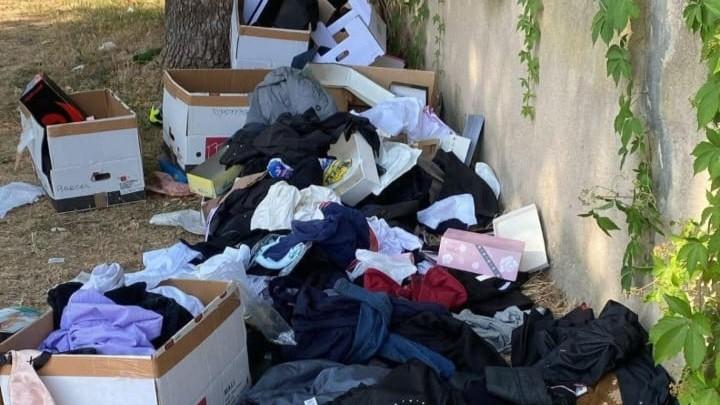 Vecchi indumenti abbandonati davanti alla Caritas: «Non siamo una discarica»