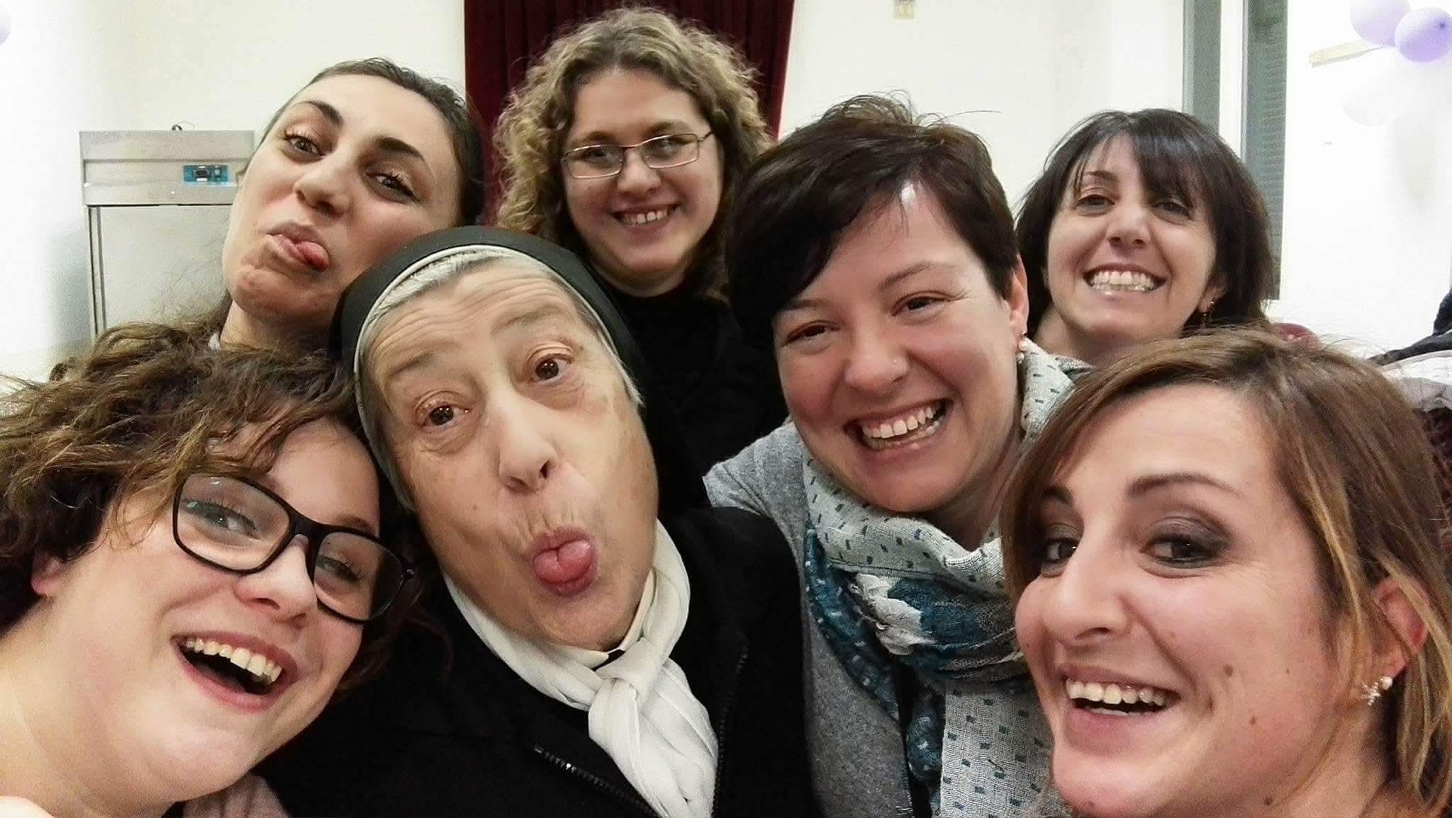 Al centro suor Agnese, nome di battesimo Nada Lucchesini