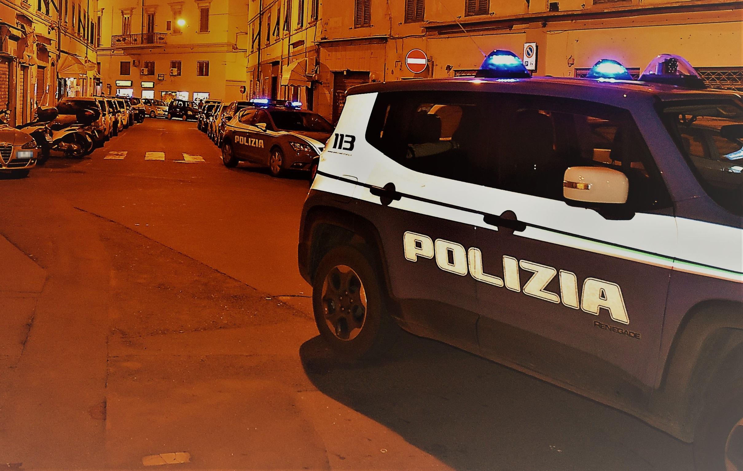 Polizia in via della Pina d'Oro