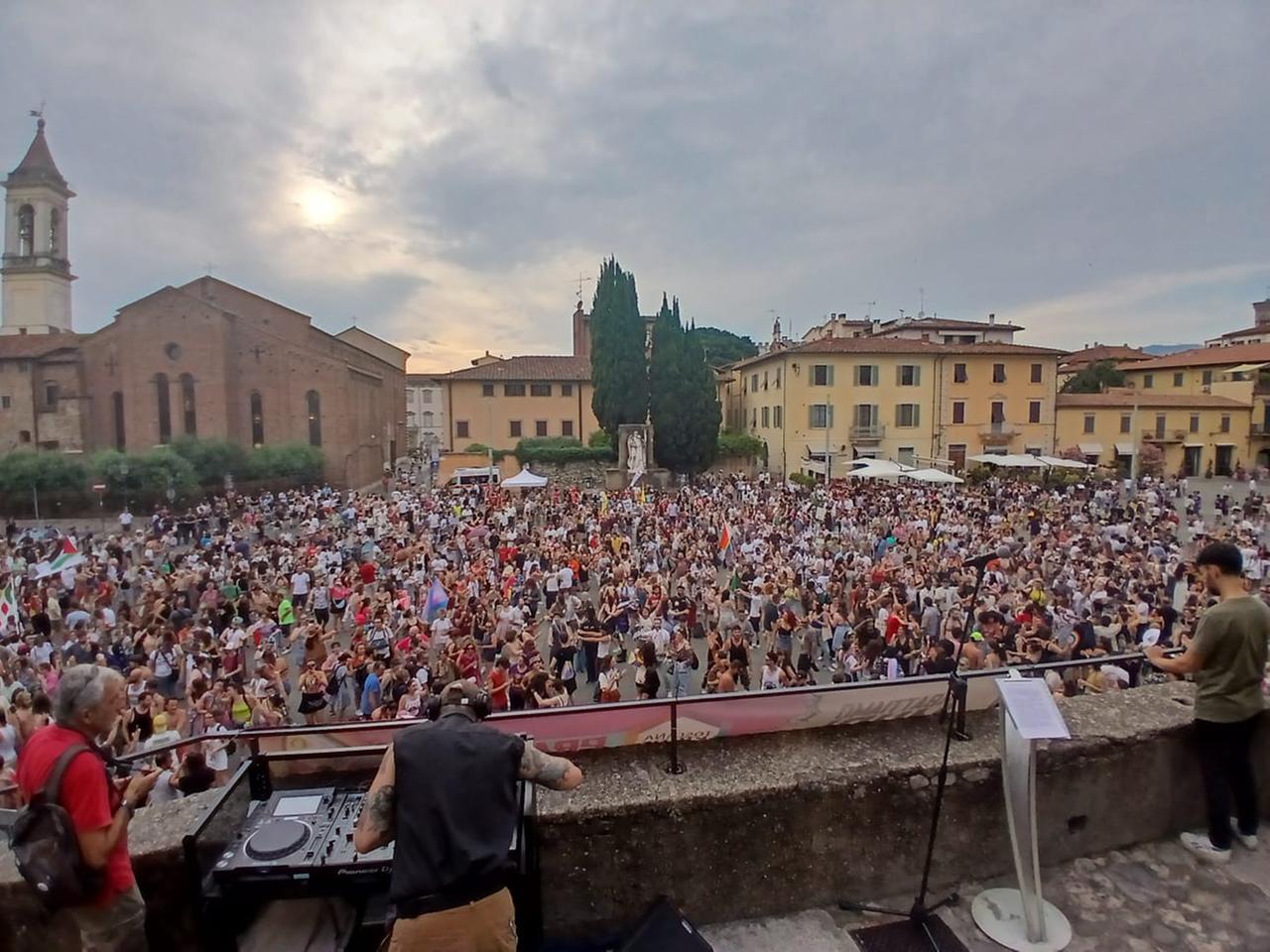 
	La folla in piazza delle Carceri

