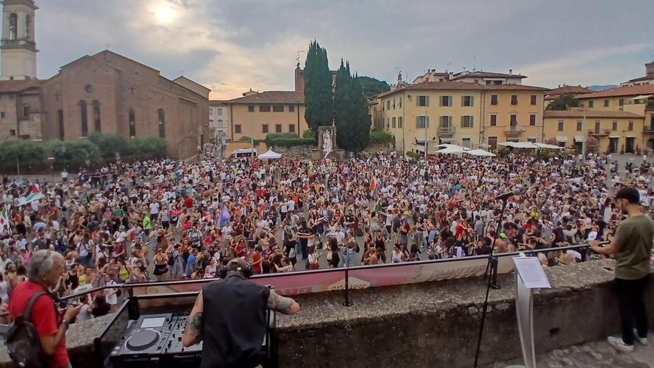 La folla in piazza delle Carceri