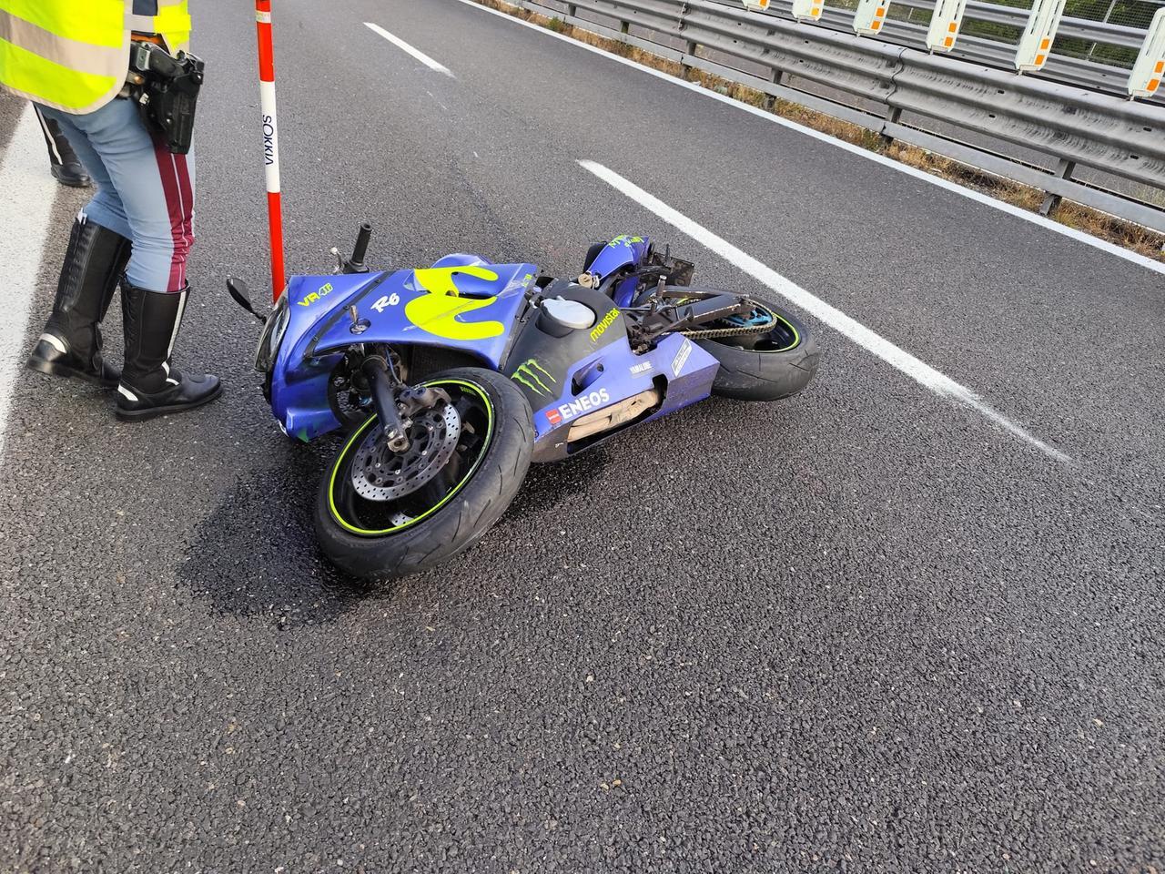 Perde il controllo della moto e si schianta contro il guardrail