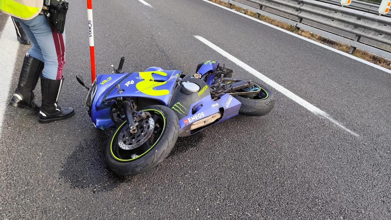 Perde il controllo della moto e si schianta contro il guardrail