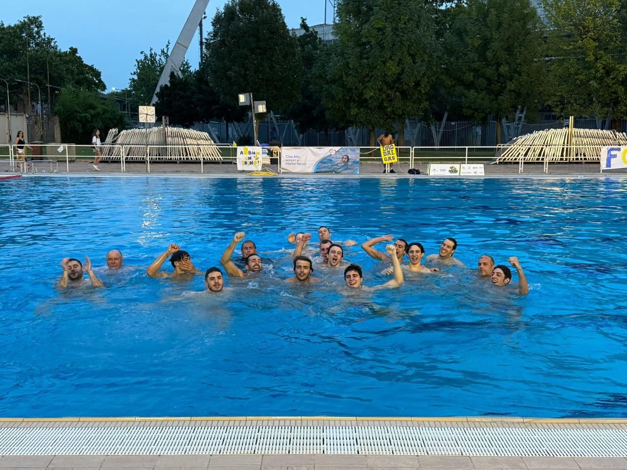 
	Il Penta Modena festeggia in vasca alle Dogali l'approdo in Serie B

