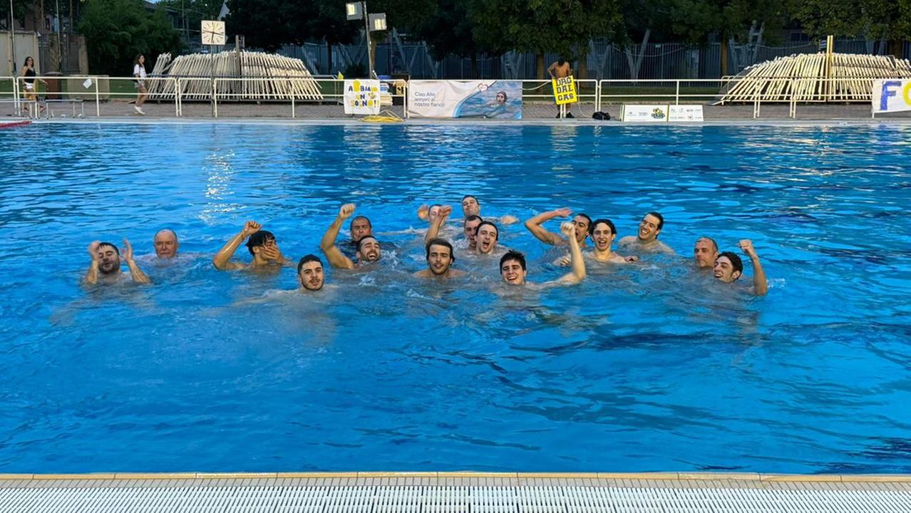 Il Penta Modena festeggia in vasca alle Dogali l'approdo in Serie B