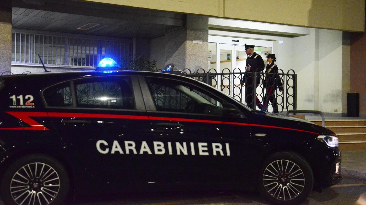 La madre finisce al pronto soccorso: i carabinieri trovano droga in casa del figlio